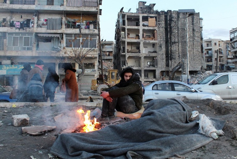 自宅から避難し暖をとる男性＝８日、シリア・アレッポ/Firas Makdesi/Reuters