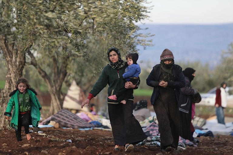 反体制派の支配地域から避難する人々＝８日、シリア北西部ジンダイリス郊外/Bakr Alkasem/AFP/Getty Images