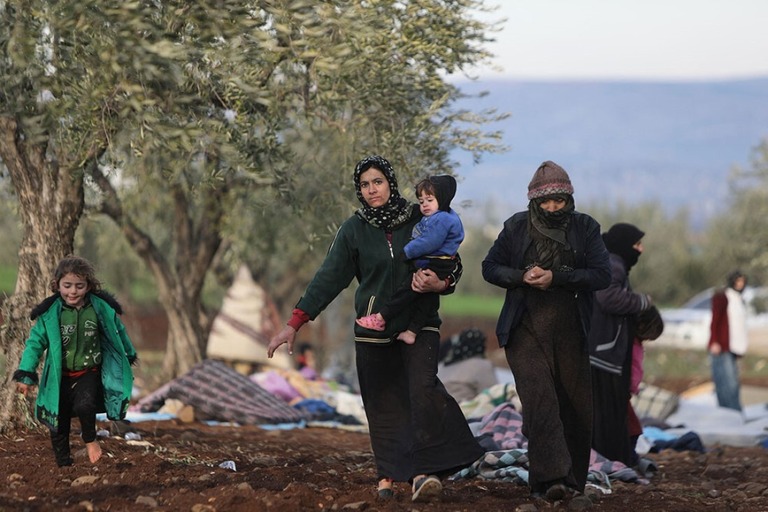 反体制派の支配地域から避難する人々＝８日、シリア北西部ジンダイリス郊外/Bakr Alkasem/AFP/Getty Images
