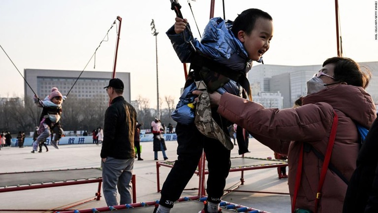 トランポリンで遊ぶ子ども＝２月、中国・北京/Noel Celis/AFP/Getty Images