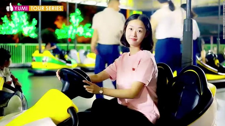 北朝鮮のユーチューバー、ユミさんが娯楽施設を訪れたときの様子。北朝鮮在住者とみられる人々が日々の生活を捉えた動画をユーチューブに投稿している/Olivia Natasha-YuMi Space DPRK daily/YouTube