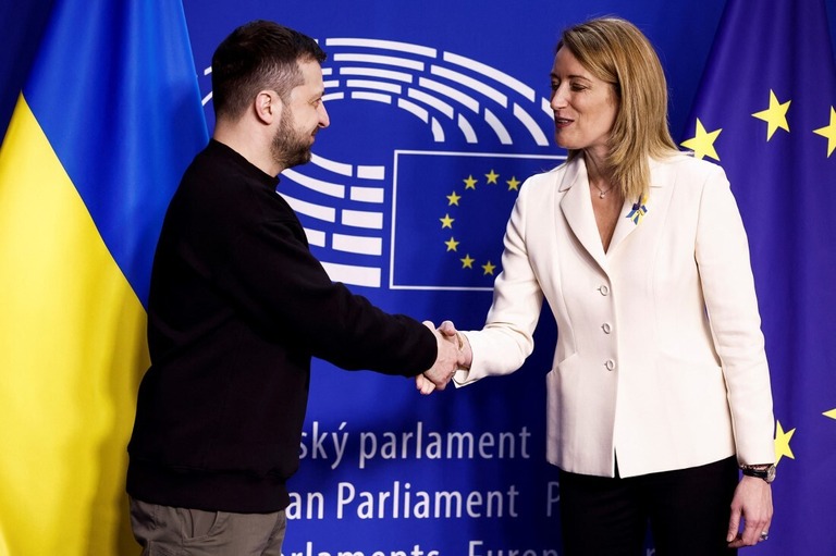 握手を交わすゼレンスキー氏（左）とメツォラ氏/Kenzo Tribouillard/AFP/Getty Images