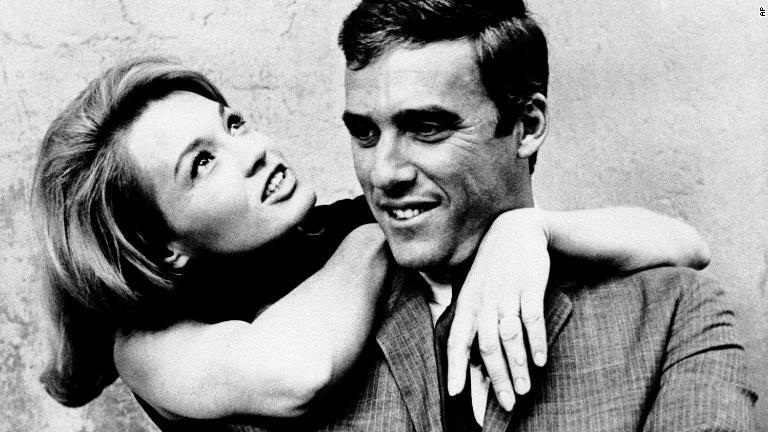 新婚旅行中のバート・バカラックさんとアンジー・ディキンソンさん（左）＝１９６５年、イタリア/AP
