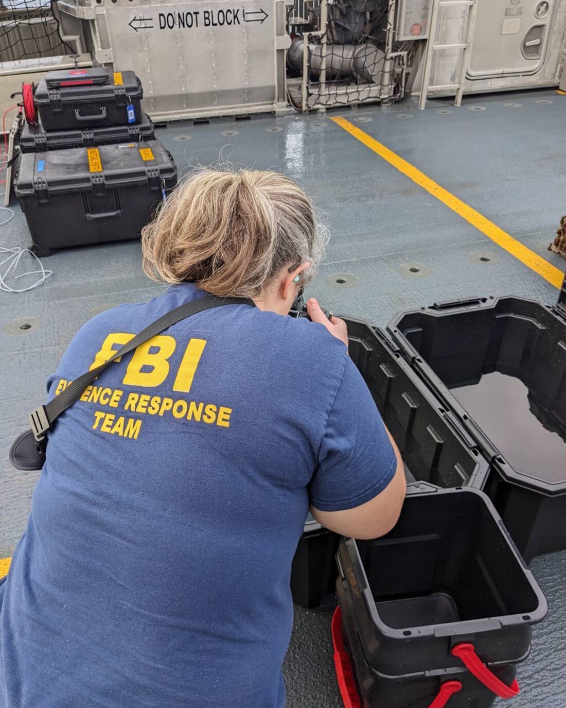 回収物を撮影するFBIのカメラマン/Source: FBI