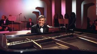 米作曲家のバート・バカラックさんが死去
