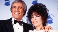バカラックさんと妻で作詞家のキャロル・ベイヤー・セイガーさん。「愛のハーモニー」でグラミー賞を受賞した＝１９８７年