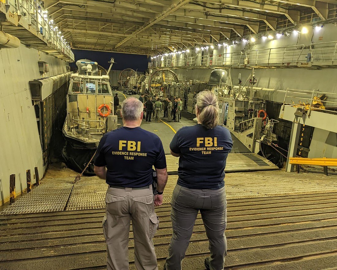 米国防総省の船舶に乗ったFBIのチームメンバー/Source: FBI
