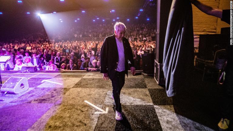 ジャズフェスティバルで演奏後、ステージを去るバカラックさん=2019年、オランダ・ロッテルダム/Paul Bergen/Redferns/Getty Images
