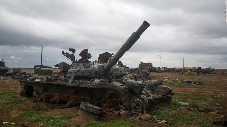 ロシアの戦車＝２０２２年１１月１６日、ウクライナ・ヘルソン郊外/Valentyn Ogirenko/Reuters