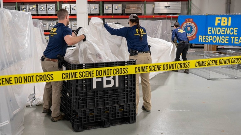 米サウスカロライナ州沖合で回収された中国の偵察気球とみられる物体を処理するＦＢＩの特別捜査官/Source: FBI