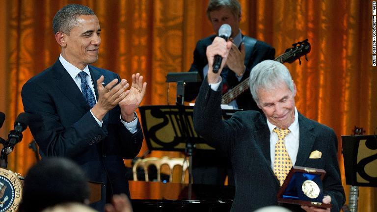 ガーシュウィン賞を受賞した際にオバマ元米大統領から拍手を送られるバカラックさん＝２０１２年/Kevin Dietsch/Pool/Getty Images