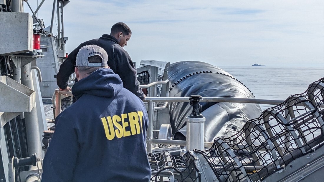 海底から回収するための装置を準備するＦＢＩ捜査官/Source: FBI