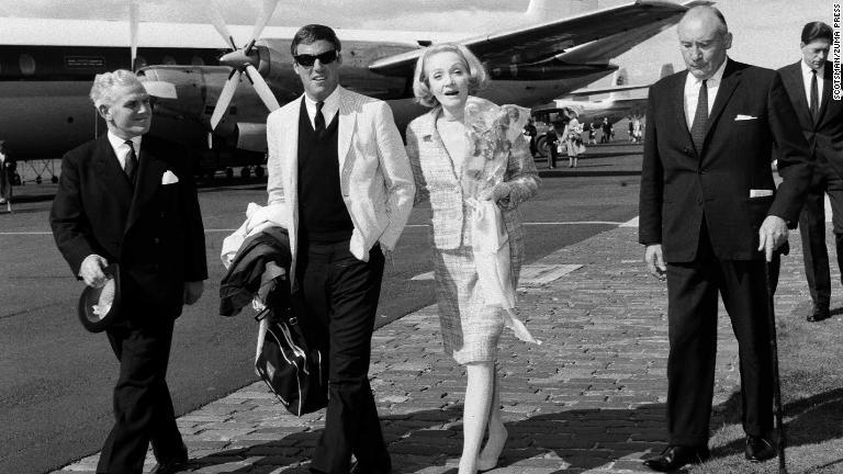 バカラックさん(中央左)と俳優で歌手のマレーネ・ディートリッヒさん(中央右)=1965年、英スコットランド/Scotsman/Zuma Press