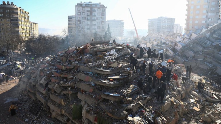 トルコのカフラマンマラシュで、倒壊した建物の捜索を行う人々/Ronen Zvulun/Reuters