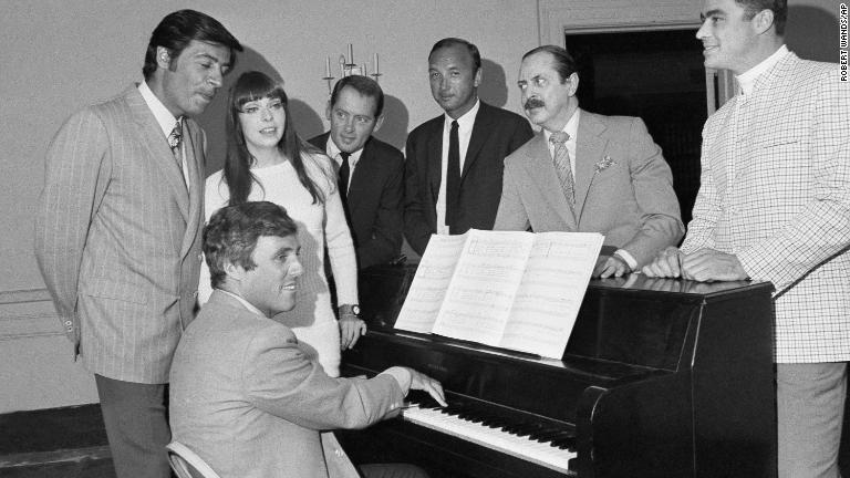 初のブロードウェイミュージカルのリハーサルでピアノを弾くバート・バカラックさん＝１９６８年/Robert Wands/AP