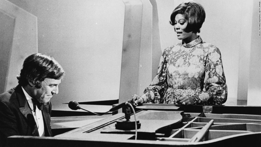 バート・バカラックさんとディオンヌ・ワーウィックさん(右)=1971年/Gilles Petard/Redferns/Getty Images