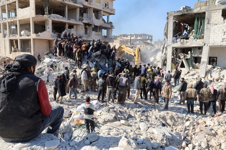 生存者を探す救助隊員ら＝２月９日、シリア北西部ジンダイリス/Mohammed Al-Rifai/AFP/Getty Images