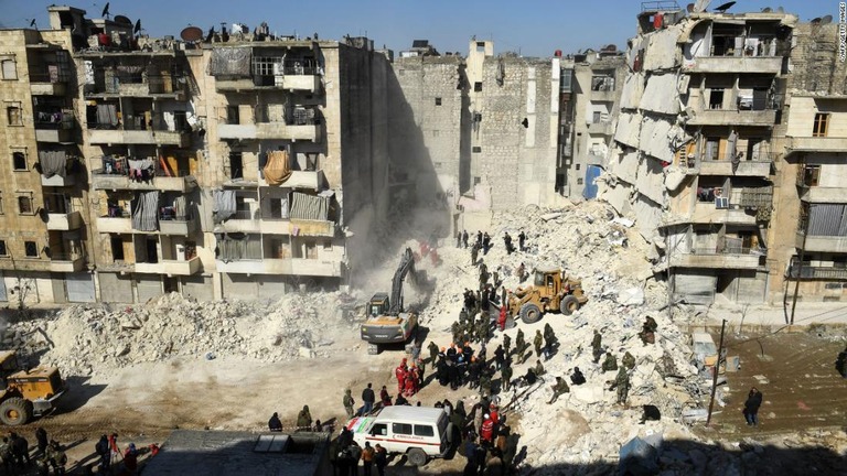 シリア・アレッポで重機を使い瓦礫の中の捜索を行う人々/-/AFP/Getty Images