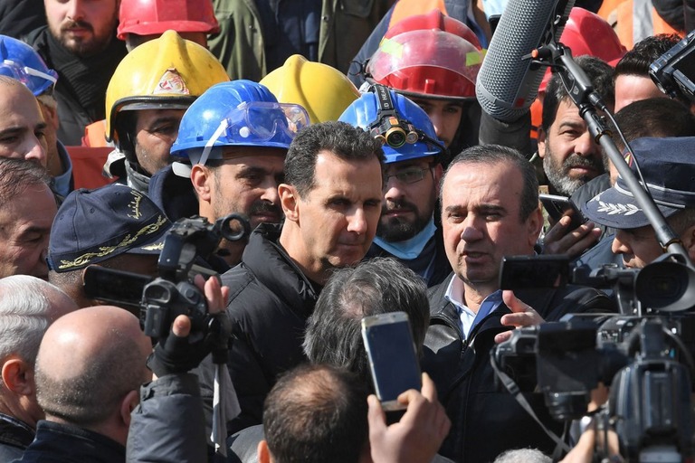 被災したシリア北部の都市アレッポを視察するアサド大統領//AFP/Getty Images