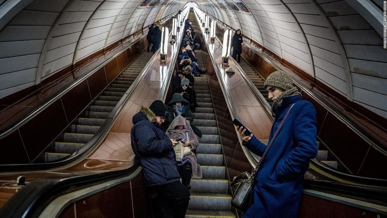 空襲警報を受けて地下鉄に避難する住民＝１０日、ウクライナ首都キーウ/Dimitar Dilkoff/AFP/Getty Images