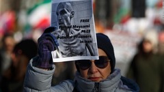 イランの人権派医師、政治犯収容の刑務所から釈放　フランス系研究者も