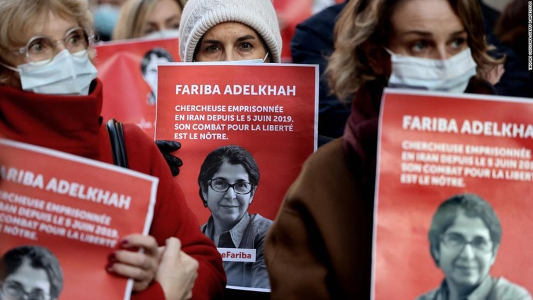 フランス系イラン人の研究者ファリバ・アデルカ氏のために集まった同僚ら＝２０２２年１月、フランス首都パリ/Thomas Coex/AFP/Getty Images/FILE
