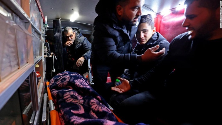 頭部を撃たれた男性は救急搬送されたが、その後亡くなった/Jaafar Ashtiyeh/AFP/Getty Images