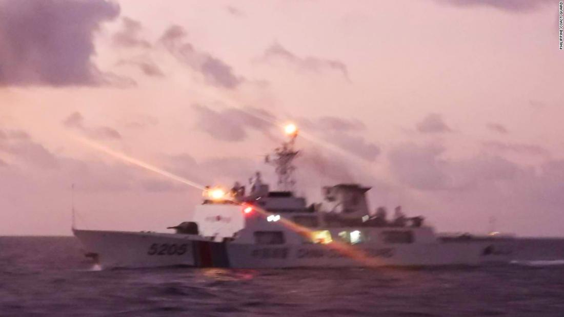 フィリピン沿岸警備隊によると中国船は接近の際も危険な行動を取ったという/Philippine Coast Guard