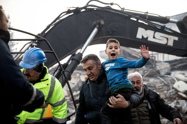 地震から５２時間後に救出された８歳の少年＝８日、トルコ・ハタイ県/Burak Kara/Getty Images