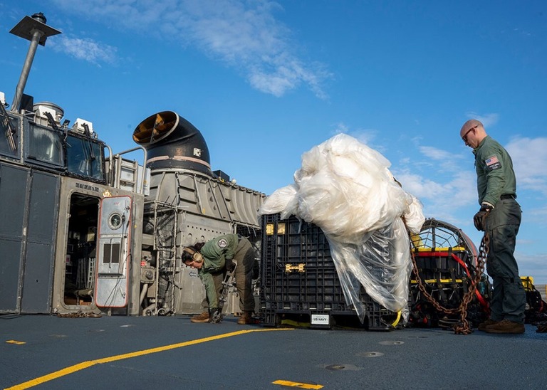 海軍要員が回収された物体の輸送準備を行う様子/Petty Officer 1st Class Kris Lin/US Navy