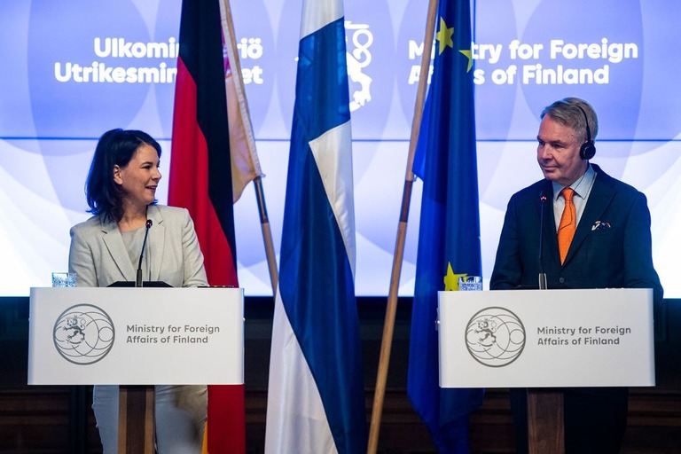 共同記者会見に臨むドイツのベアボック外相（左）とフィンランドのハービスト外相＝１３日、フィンランド・ヘルシンキ/Christophe Gateau/picture-alliance/dpa/AP