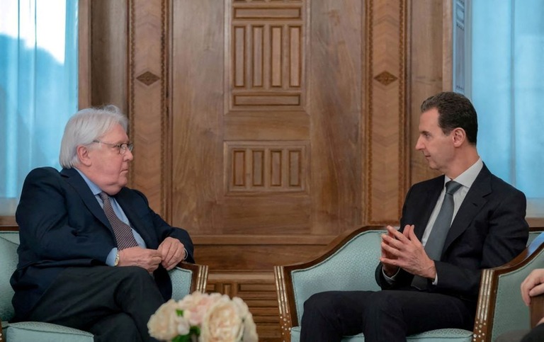 シリアのアサド大統領（右）と会談する国連のマーティン・グリフィス緊急援助調整官＝１３日、ダマスカス/Syrian Presidency/Handout/Reuters