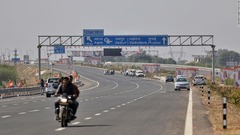 インド最長の高速道路、第１区間が開通　インフラ整備の一環