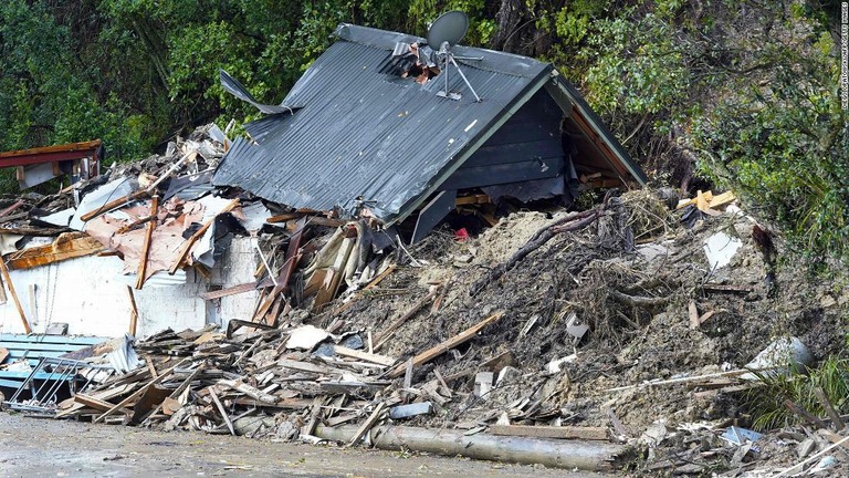 サイクロンの影響で破損した建物＝１３日、ニュージーランド/Diego Opatowski/AFP/Getty Images