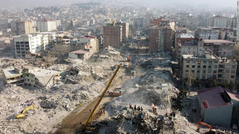 地震で倒壊した建物に関連して建設業者に逮捕者が出ている/Mehmet Kaman/Anadolu Agency/Getty Images