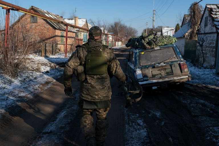 バフムート近郊の村落クラスナホラを歩くウクライナ軍の兵士/Viktor Fridshon/Global Images Ukraine/Getty Images