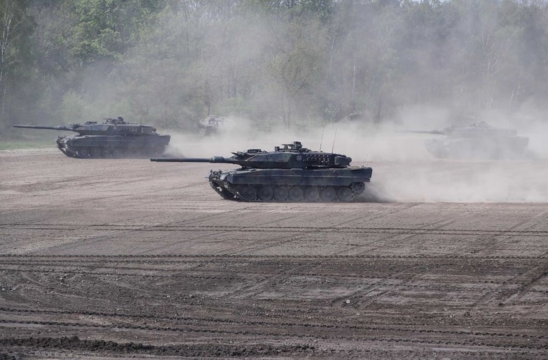 ドイツはウクライナ兵に対する戦車「レオパルト２」の訓練を開始した/Shan Yuqi/Xinhua/Getty Images