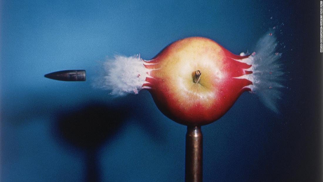 ハロルド・エジャートン氏が１９６４年に撮影した、３０口径の弾丸がリンゴを貫通する写真
