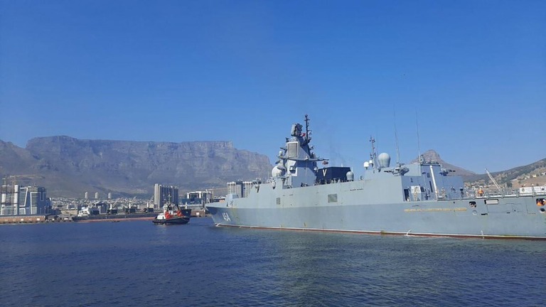 南アフリカに停泊するロシアのフリゲート艦/Russian Consulate in Cape Town via Twitter