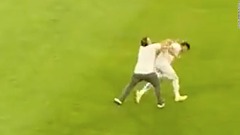 ピッチにファンが乱入して選手を殴打、サッカーの試合中止に　コロンビア