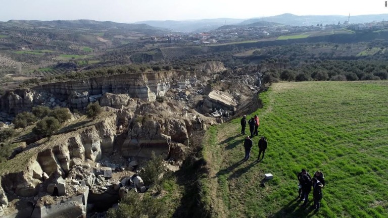 【地割れ】トルコ南部、オリーブ園が真っ二つ、地震で３００ｍの「谷」出現