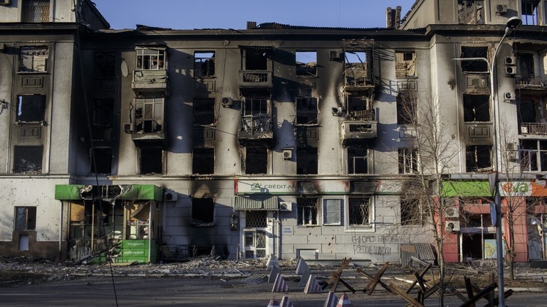 砲撃を受けて損傷した建物＝１０日、ウクライナ東部ドネツク州バフムート/Marek M. Berezowski/Anadolu Agency/Getty Images
