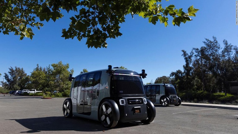 アマゾン傘下のズークスが、公道での自動運転車の試験走行を開始した/Carlos Barria/Reuters/File