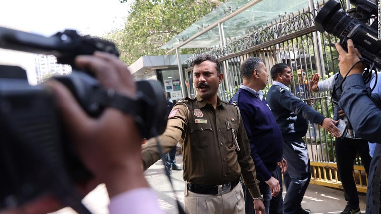 ＢＢＣのオフィス前に立つ警察官＝１４日、インド・ニューデリー/Anushree Fadnavis/Reuters