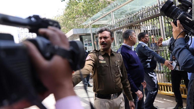 ＢＢＣのオフィス前に立つ警察官＝１４日、インド・ニューデリー/Anushree Fadnavis/Reuters