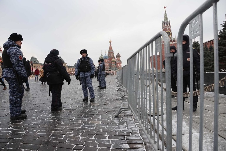 クレムリンの前を警備するロシア当局者ら＝１月２３日撮影/Contributor/Getty Images