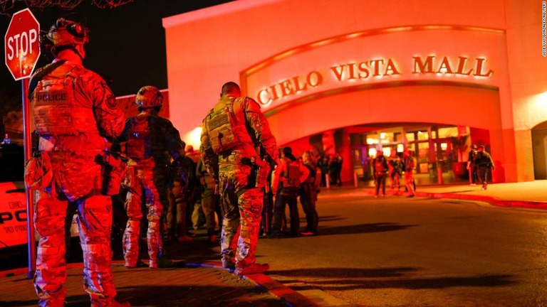 銃撃事件の発生したショッピングモールに駆けつけた当局者ら＝１５日、米テキサス州エルパソ/Jose Luis Gonzalez/Reuters