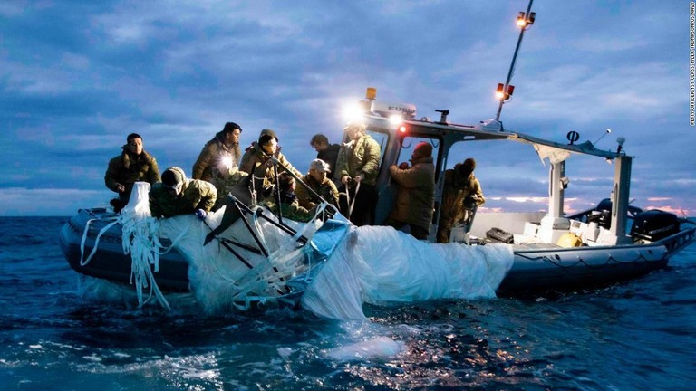 サウスカロライナ州沖で行われた気球の回収作業の様子/Petty Officer 1st Class Tyler Thompson/US Navy