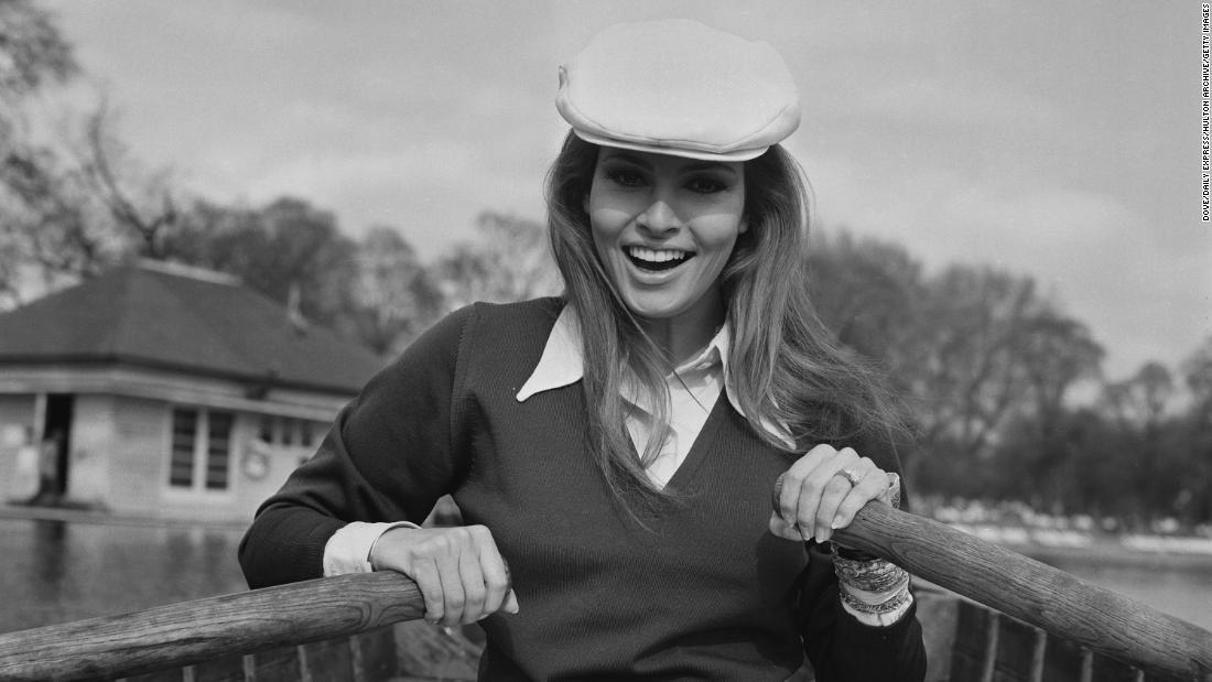 ボートをこぐラクエル・ウェルチさん=1969年4月/Dove/Daily Express/Hulton Archive/Getty Images