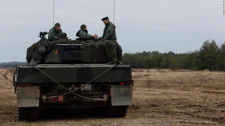 ＥＵからの軍事支援の一環として行われた軍事演習＝１３日、ポーランド南西部/Michal Dyjuk/AP